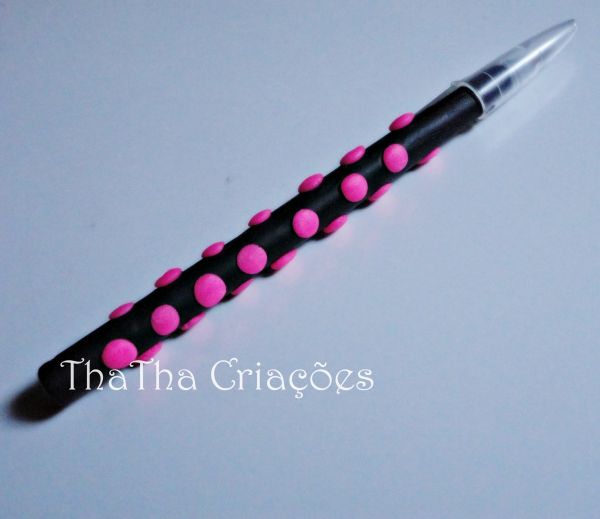 Caneta preta com bolinha rosa