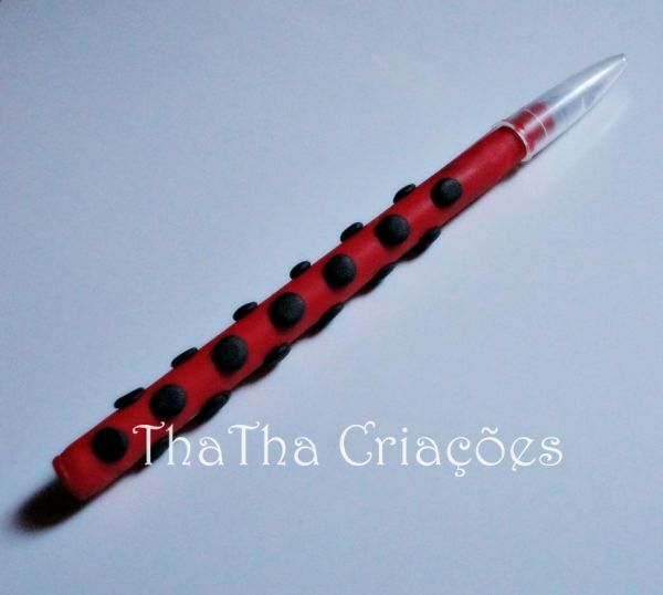 Caneta vermelha bolinhas pretas