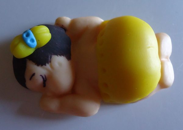 Bebê menina amarela